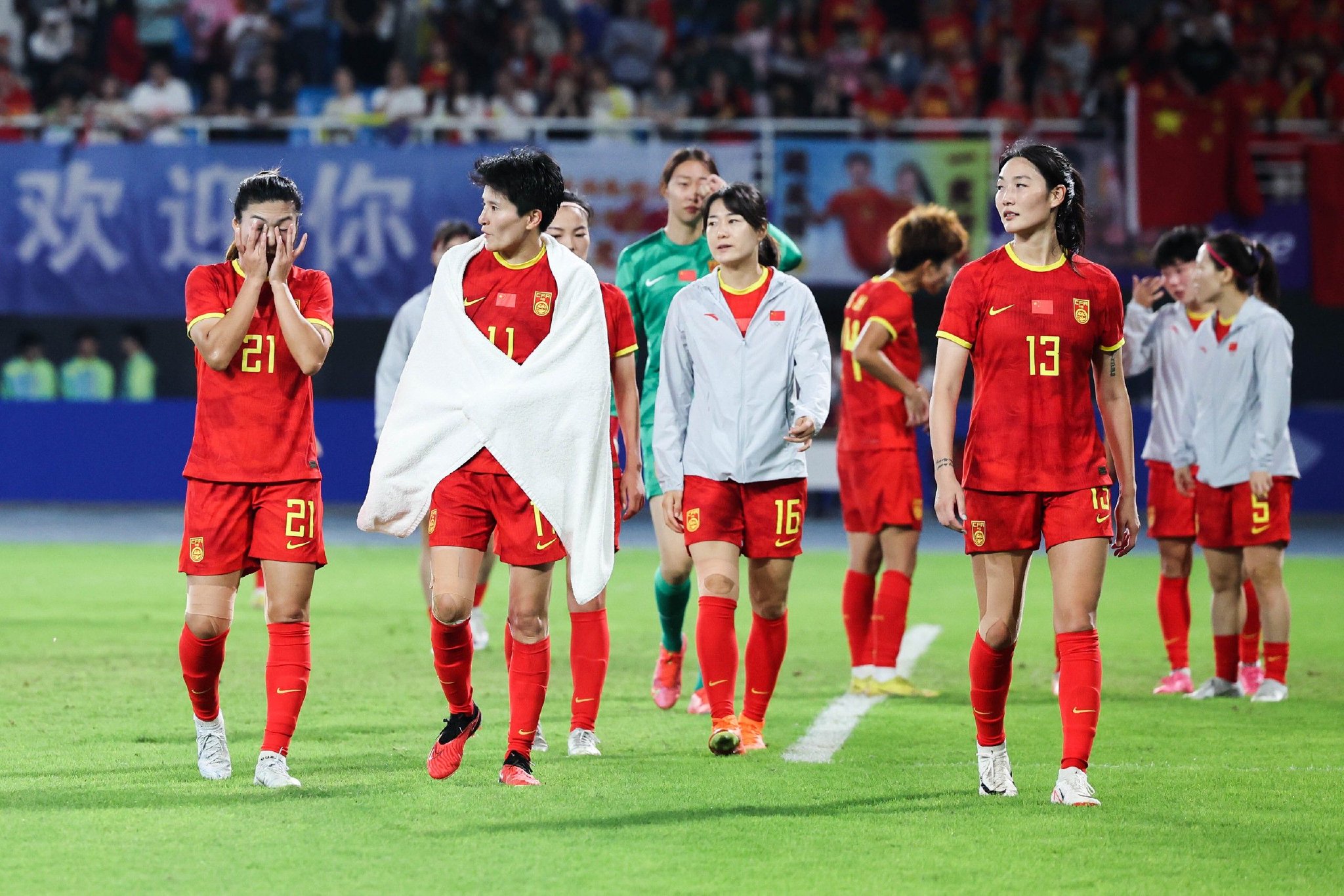 国内女足比赛再创辉煌，队员斗志昂扬