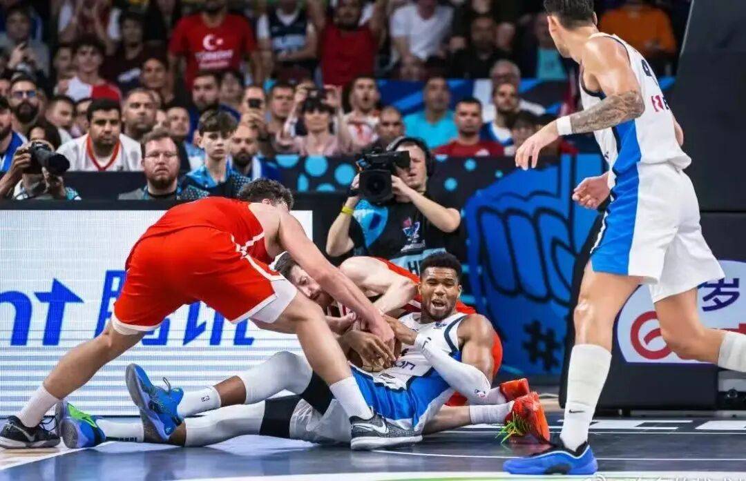 爵士鏖战湖人B队,字母哥统治全场的简单介绍 爵士鏖战湖人B队,字母哥统治全场的简单介绍